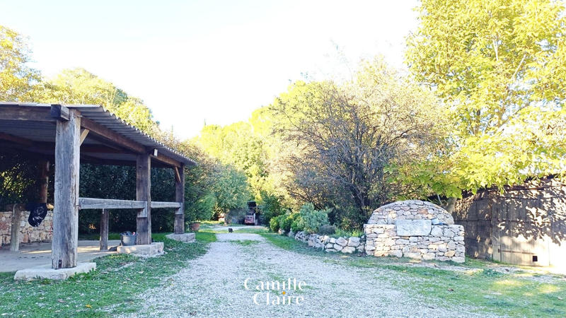 Propriété - 345 m² - 4 pièces