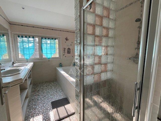 Maison - 250 m² - 6 pièces