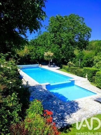 Maison - 375 m² - 8 pièces