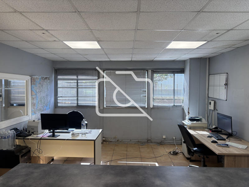 Entrepôt - 3 244 m²