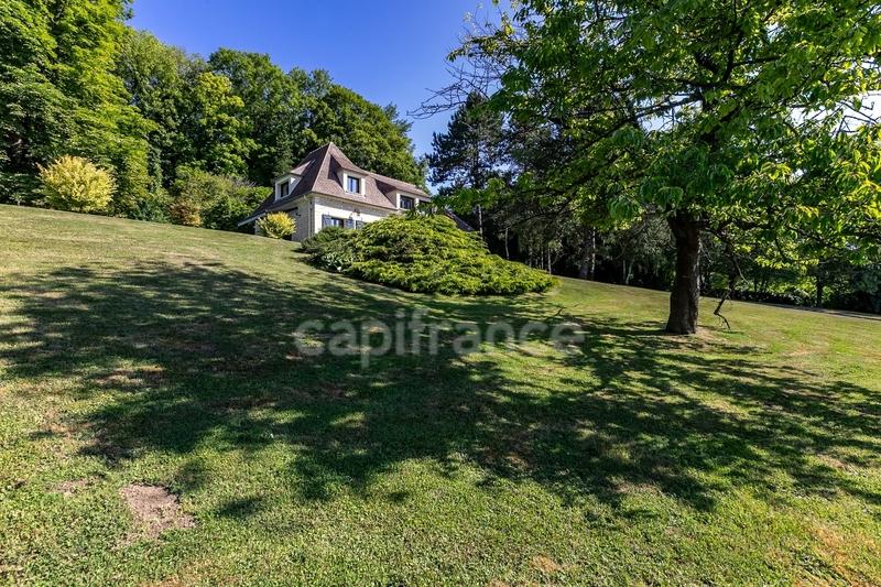 Maison - 220 m² - 6 pièces