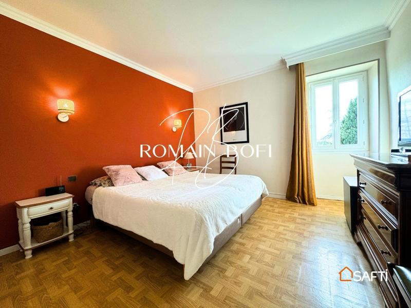 Maison - 250 m² - 11 pièces