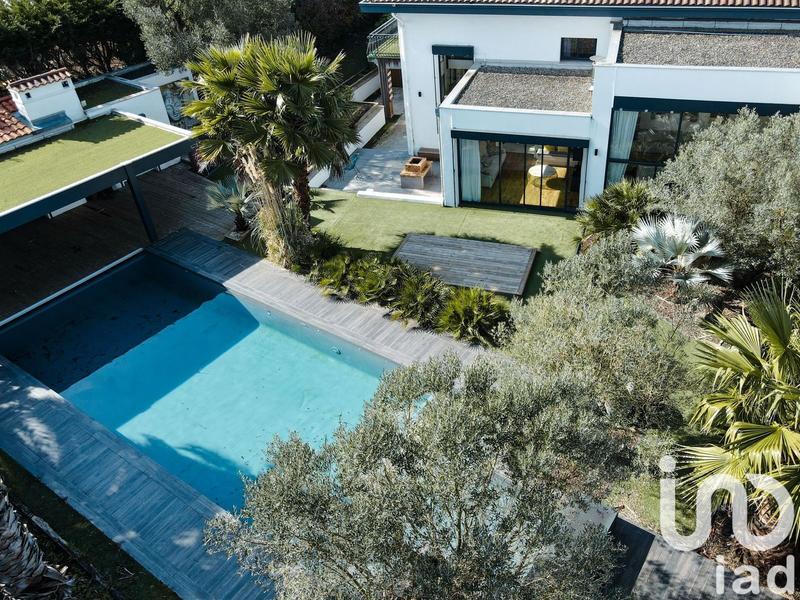 Maison - 590 m² - 11 pièces