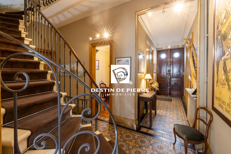 Maison - 240 m² - 8 pièces