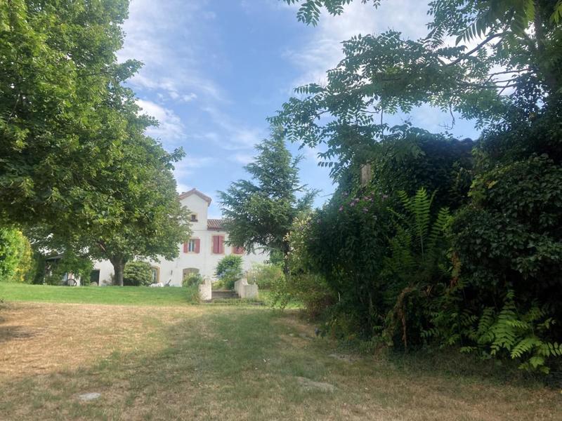 Propriété - 620 m² - 18 pièces