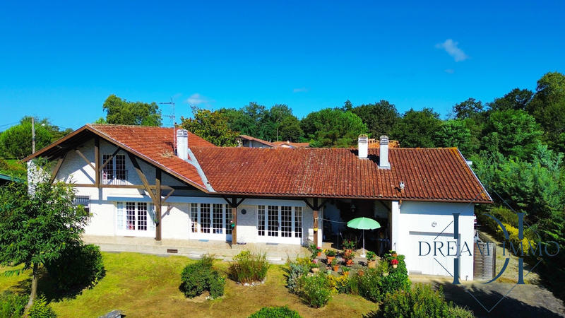 Maison traditionnelle - 212 m² - 6 pièces