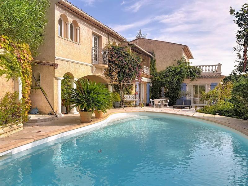 Maison - 231 m² - 7 pièces