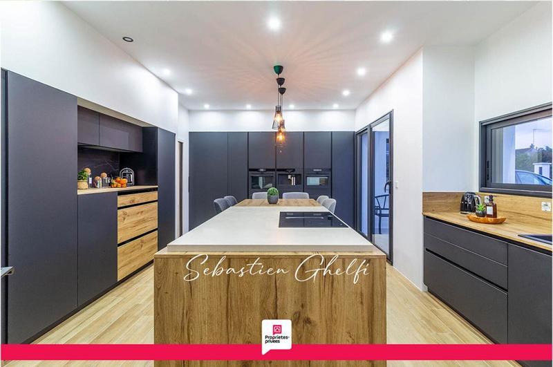 Maison - 202 m² - 7 pièces