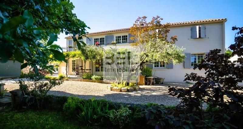 Propriété - 325 m² - 11 pièces