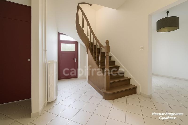 Maison - 225 m² - 8 pièces