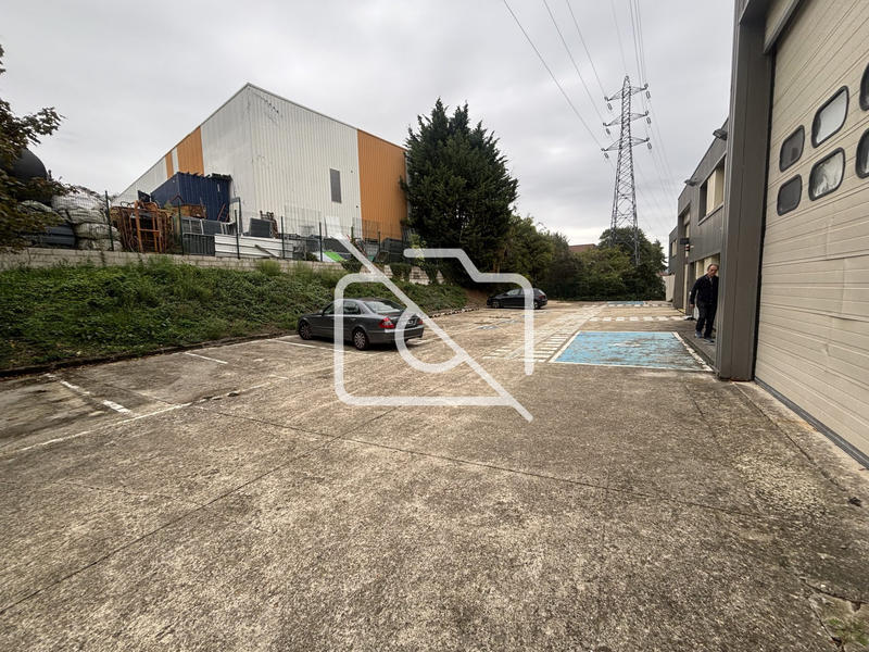 Entrepôt - 1 600 m²