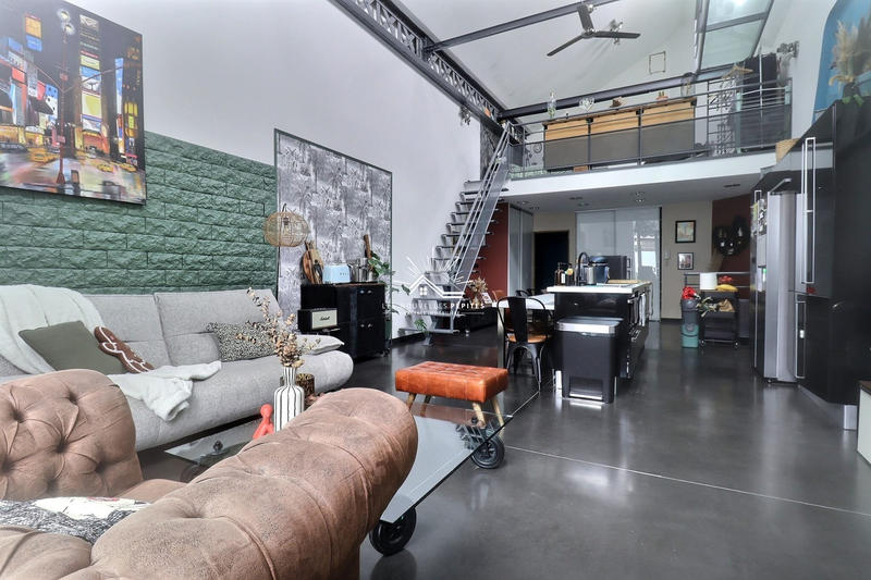 Loft - 145 m² - 6 pièces