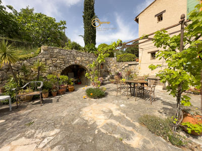 Propriété - 200 m² - 8 pièces