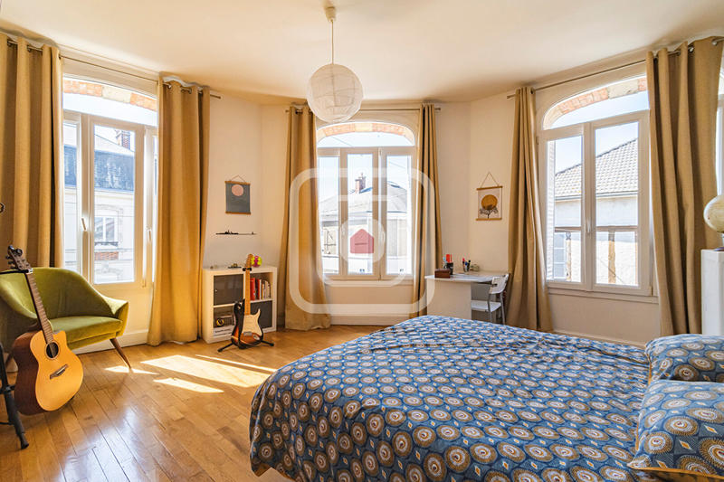 Maison - 217 m² - 8 pièces