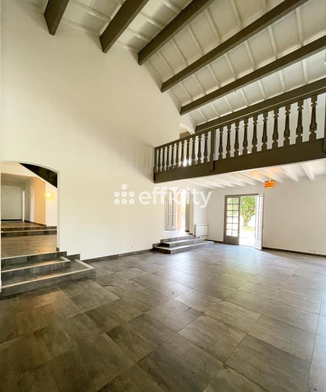 Maison - 340 m² - 6 pièces