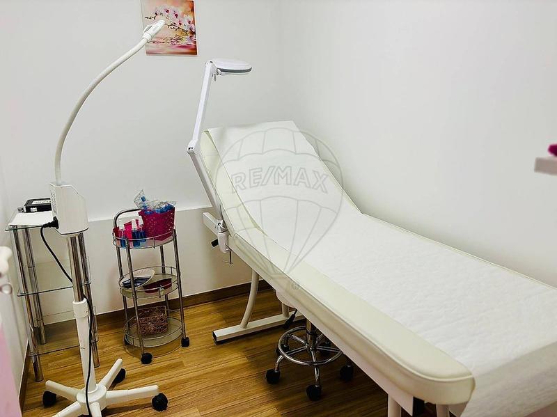 Local commercial - 325 m² - 15 pièces