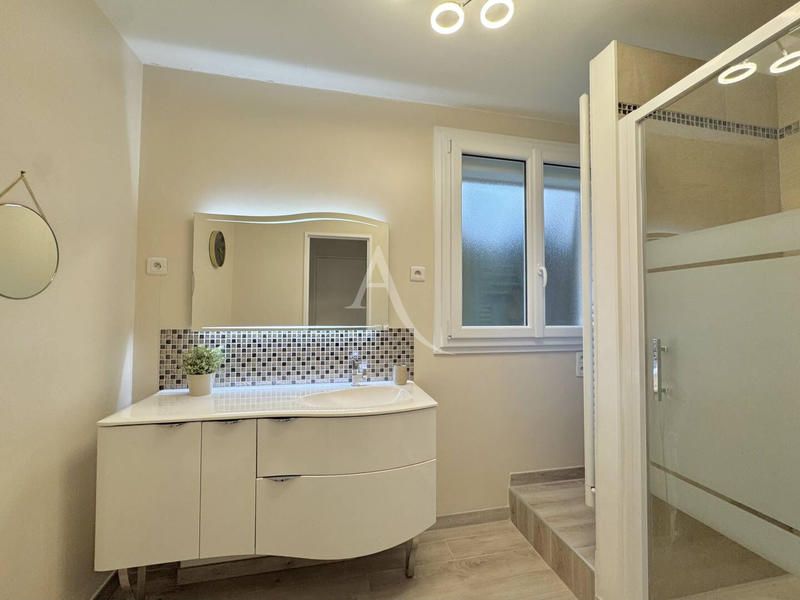 Maison - 213 m² - 9 pièces