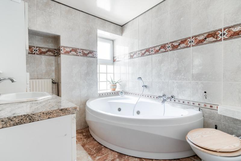 Maison - 228 m² - 8 pièces