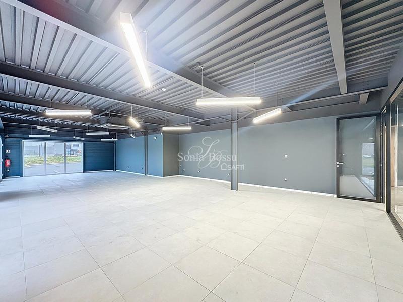 Local commercial - 2 400 m² - 20 pièces