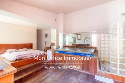 Maison - 225 m² - 8 pièces