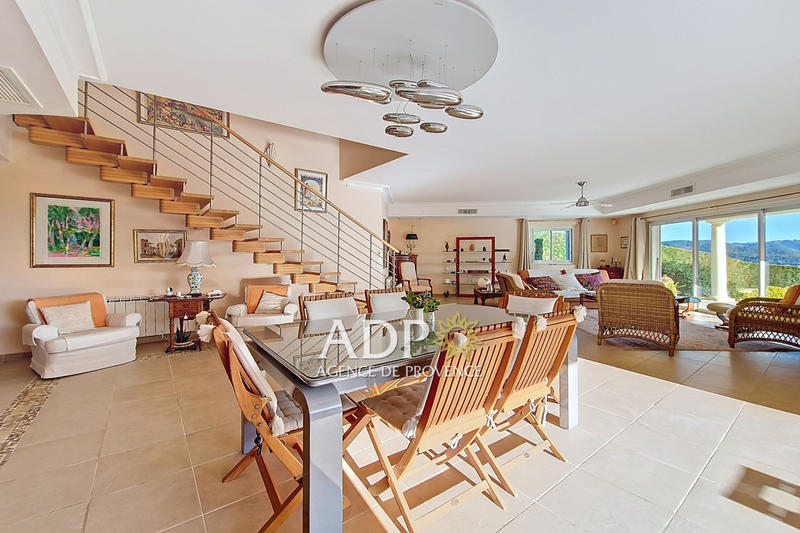 Maison - 212 m² - 5 pièces