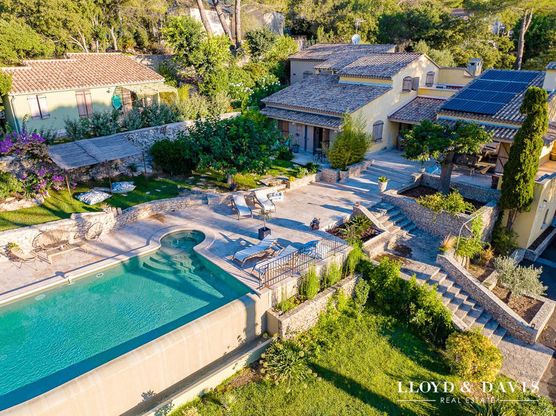 Maison - 275 m² - 9 pièces