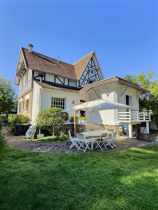 Maison - 249 m² - 10 pièces