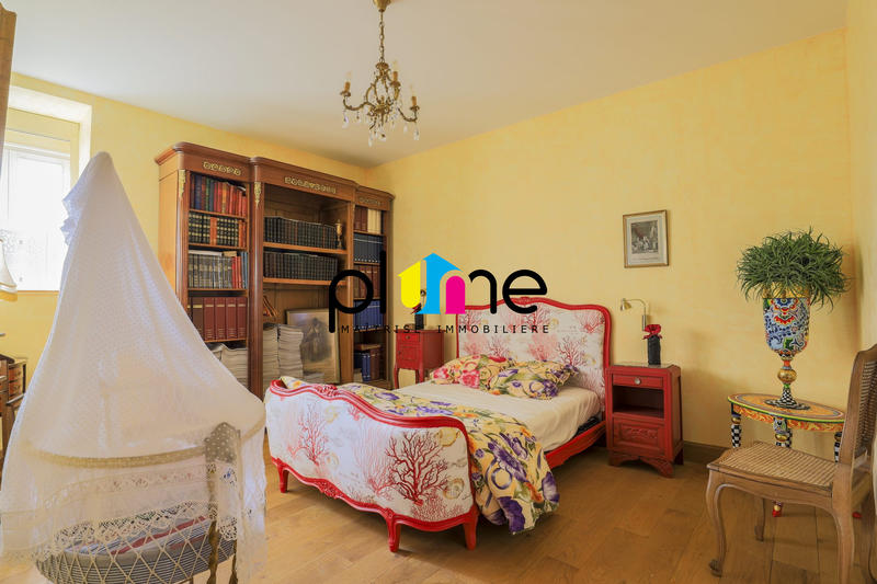 Maison - 973 m² - 17 pièces