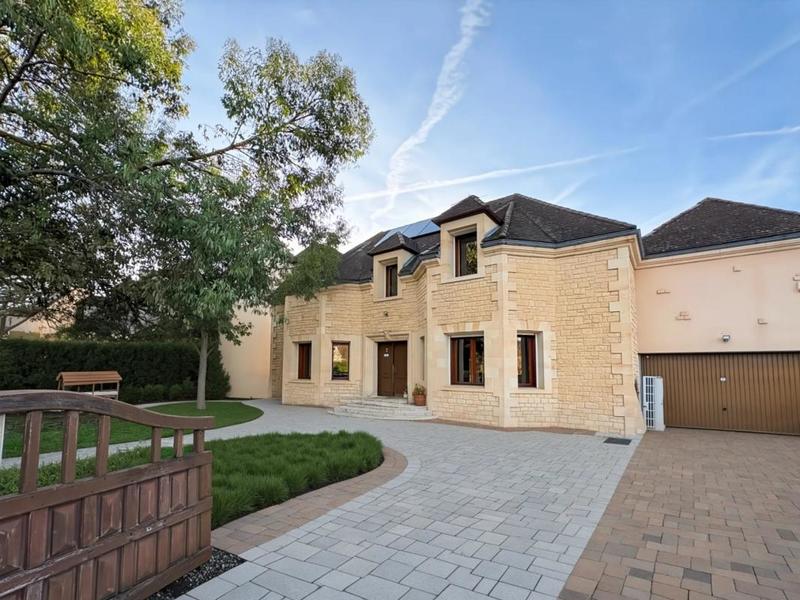 Maison - 230 m² - 10 pièces