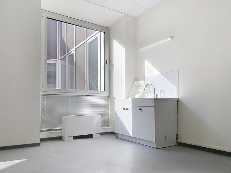 Local d'activités - 266 m² - 9 pièces