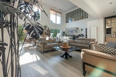 Maison - 200 m² - 8 pièces