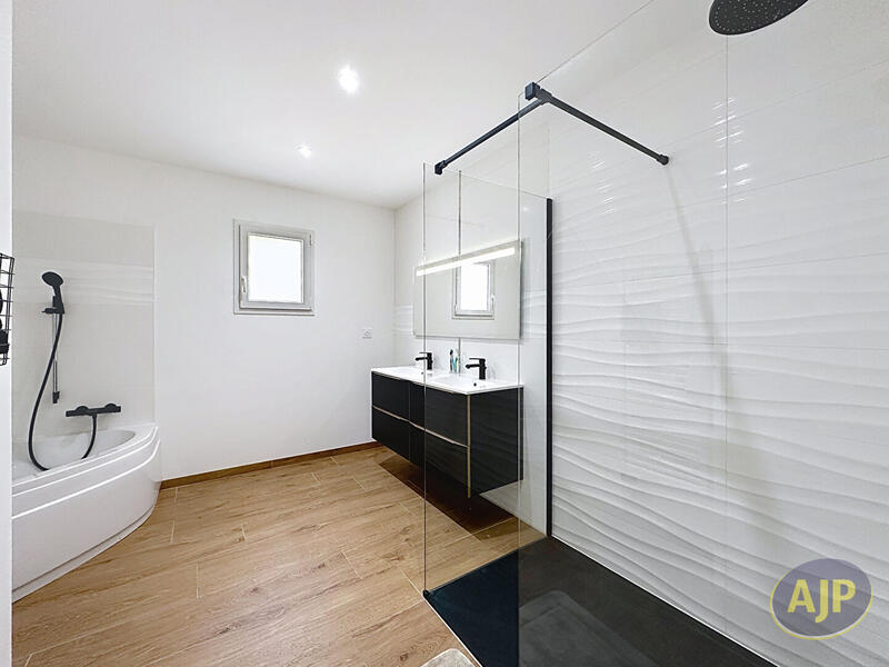 Maison - 143 m² - 6 pièces