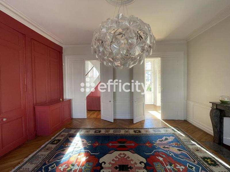 Maison - 392 m² - 10 pièces