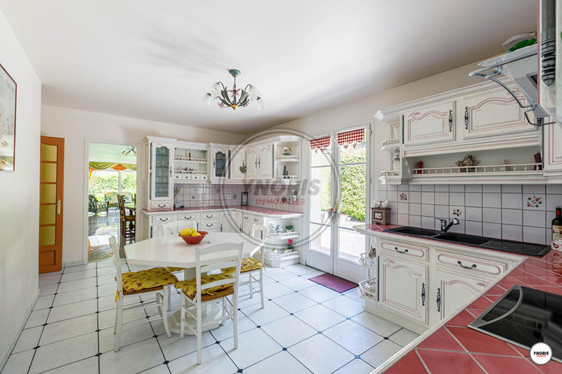 Maison - 236 m² - 9 pièces