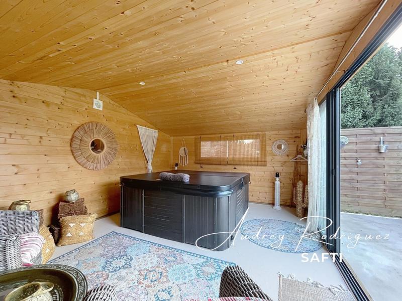 Maison - 310 m² - 11 pièces