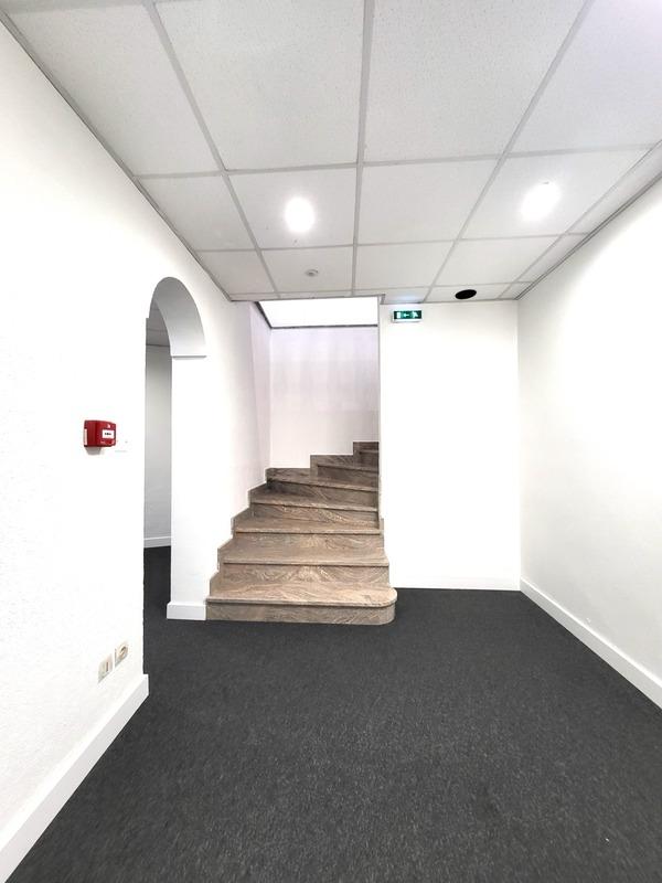 Local commercial - 150 m² - 5 pièces