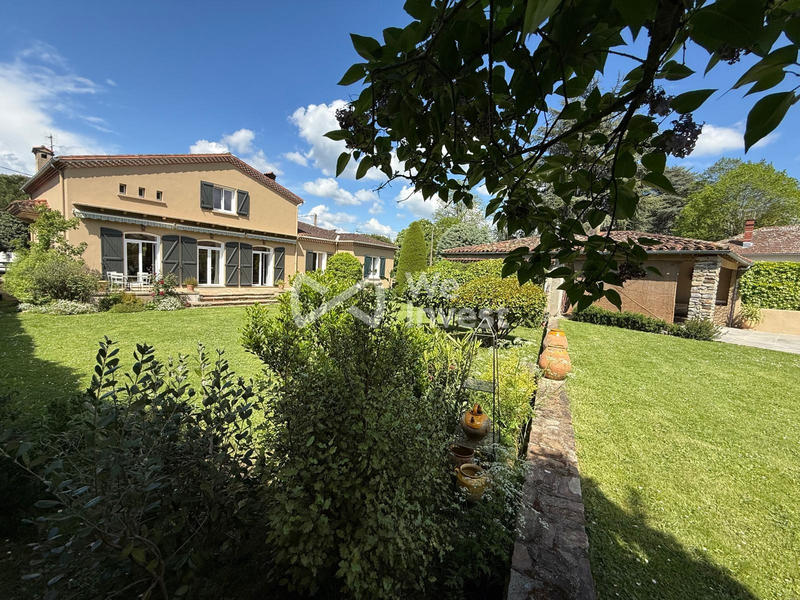 Maison - 260 m² - 8 pièces