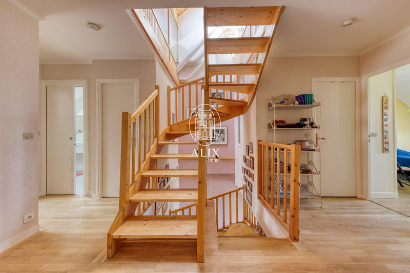 Maison - 224 m² - 9 pièces