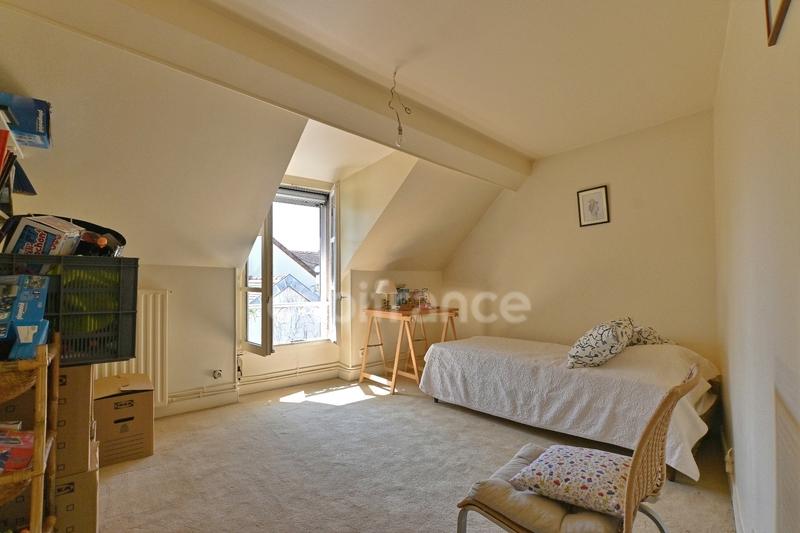 Maison - 230 m² - 9 pièces