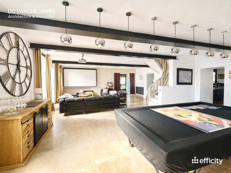 Maison - 365 m² - 9 pièces