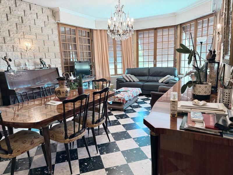 Maison - 250 m² - 10 pièces