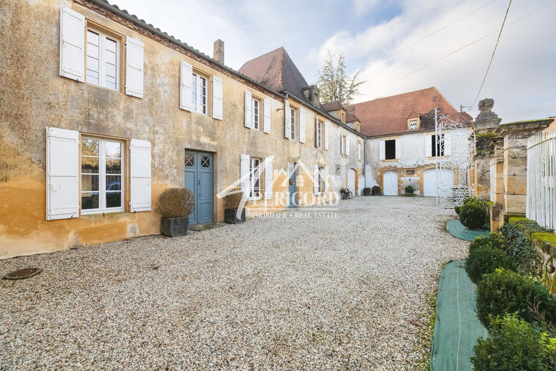 Maison - 435 m² - 11 pièces