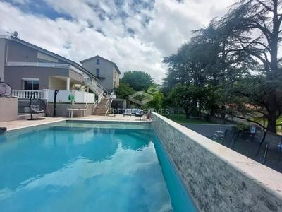 Maison - 243 m² - 8 pièces