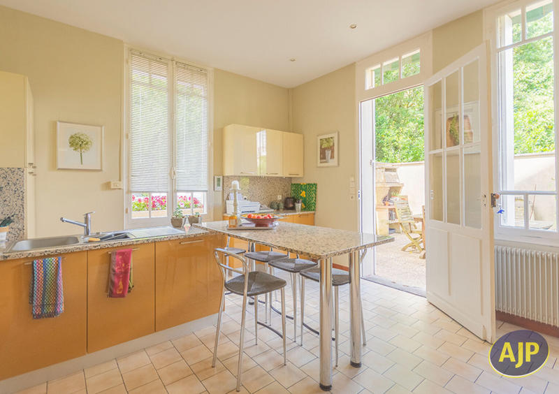 Maison - 207 m² - 10 pièces