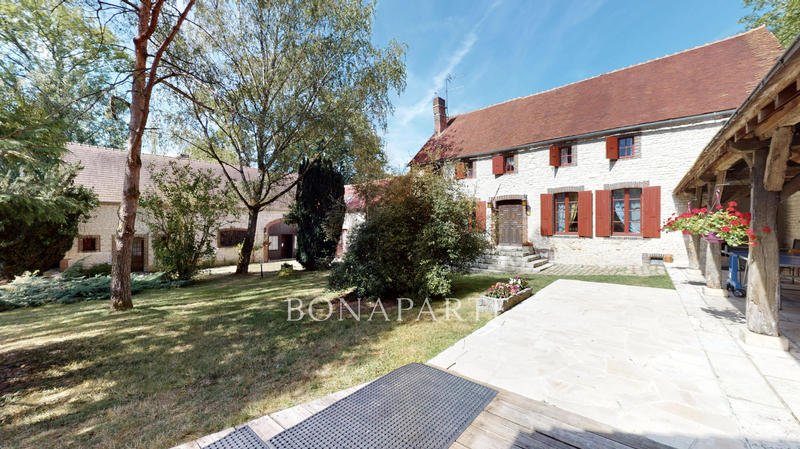 Maison - 1 140 m² - 35 pièces