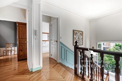 Maison - 260 m² - 10 pièces