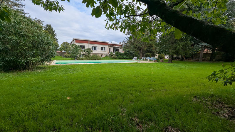 Maison - 202 m² - 8 pièces