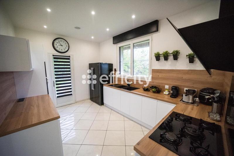 Maison - 220 m² - 8 pièces