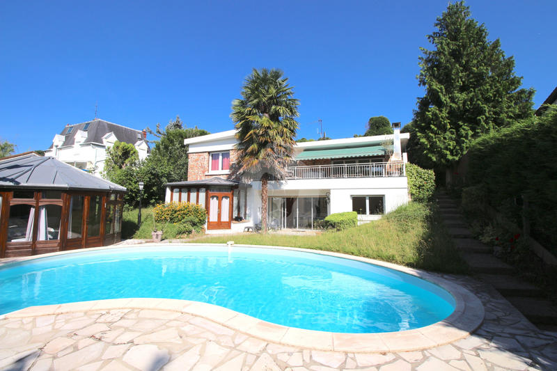 Maison - 245 m² - 8 pièces