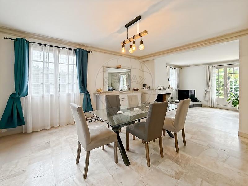 Maison - 214 m² - 8 pièces